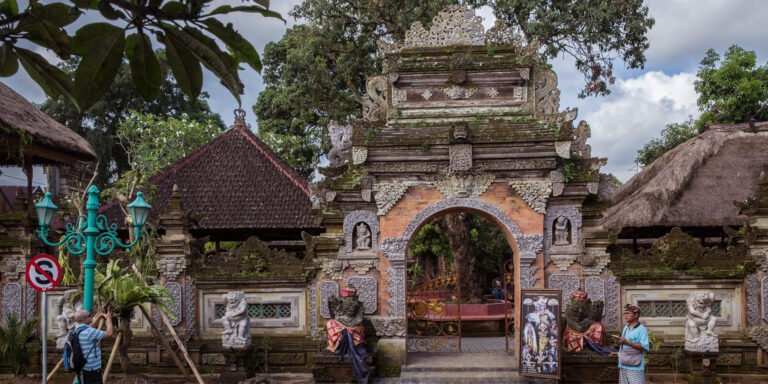 Traditional Market & King Palace